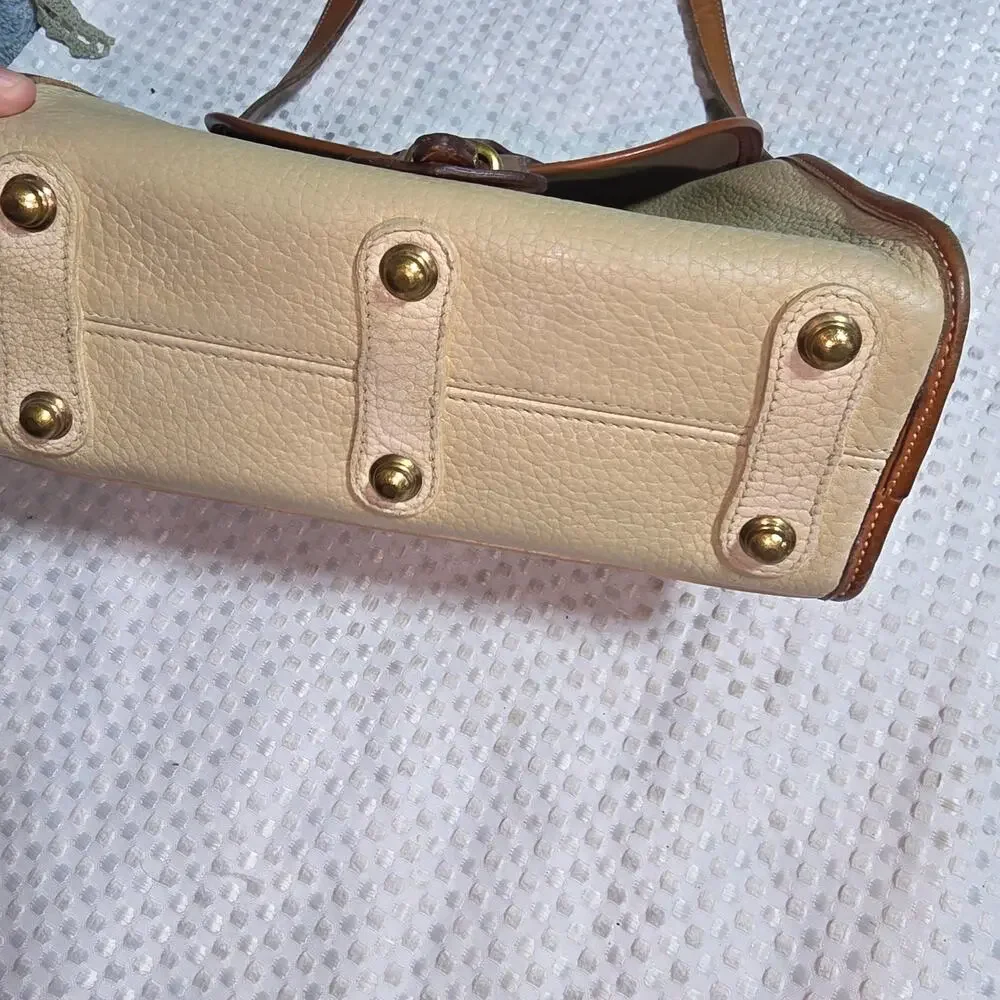 VINTAGE DOONEY BOURKE ALL WEATHER LEATHER ESSEX CROSSBODY BAG - Picture 3 of 8